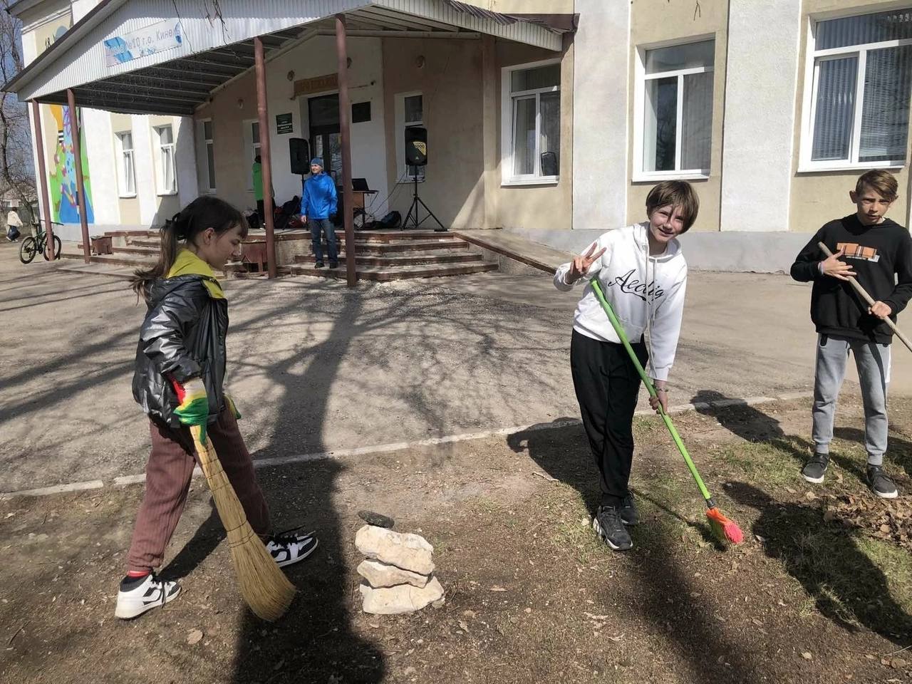 Кинель продолжает просыпаться после долгой зимы, а жители показывать пример  заботы о чистоте родного города | 07.04.2023 | Кинель - БезФормата